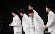 乐鱼APP-Rookie重返赛场，险胜首场状态出色，IG观众沸腾！